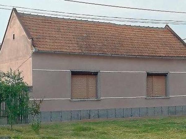 Das Geburtshaus von Herta Müller ist heute in einem schmutzigen Rosa gestrichen. Es sieht verlassen aus. Aber, so heißt es, hier soll eine pensionierte Lehrerin wohnen. 