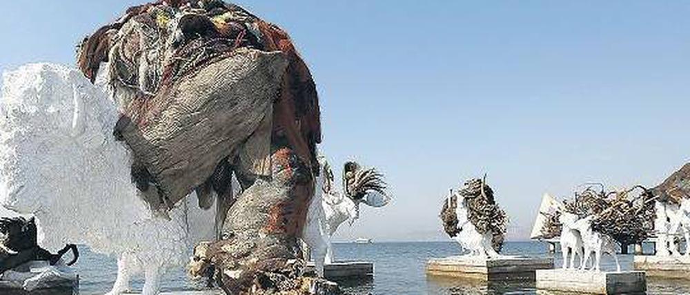 Schwer beladen. „The Most Beautiful of All Mothers“, eine Skulptur von Adrián Villar Rojas am Ufer der Insel Büyükada. 
