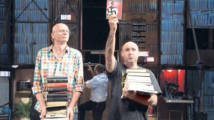 Buchrestaurator Matthias Hageböck (links) und Rapper Volkan T Error präsentieren ausländische „Mein Kampf“-Ausgaben.