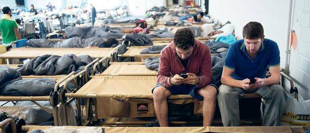 Nabelschnur. Zu den wenigen Dingen, die Flüchtlinge mitnehmen können, zählt fast immer ein Smartphone.