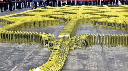 Das Analoge auf der Kippe? Mit 10 200 umgefallenen Ausgaben des Guinness-Buchs schaffte es die Frankfurter Messe in der Disziplin Buch-Domino diese Woche selber ins Buch der Rekorde.