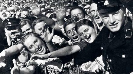 Zehntausende können irren. Vertreter der „Volksgemeinschaft“ bejubeln Hitler beim „Reichserntedankfest“ am Bückeberg, vermutlich am 6. Oktober 1935, von SS-Männern mit Toten-Kopf-Mützen in Schach gehalten. 
