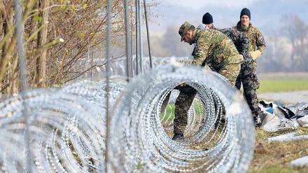 Neue Selbstbezogenheit. Die slowenische Armee errichtet am 15. November einen Stacheldrahtzaun an der Grenze zu Kroatien. 
