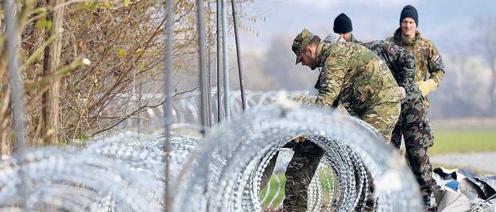Neue Selbstbezogenheit. Die slowenische Armee errichtet am 15. November einen Stacheldrahtzaun an der Grenze zu Kroatien. 