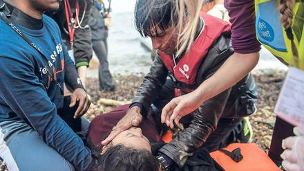 Wiederbelebung eines Mannes, der übers Ägäische Meer nach Lesbos geflohen ist.
