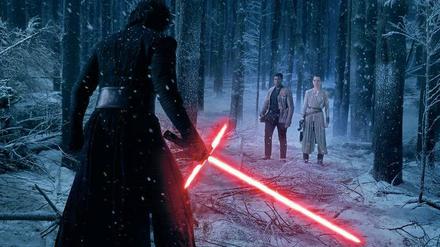 Der Böse und die Guten. Kylo Ren (Adam Driver) erwartet Finn (John Boyega) und Rey (Daisy Ridley) mit dem Laserschwert.