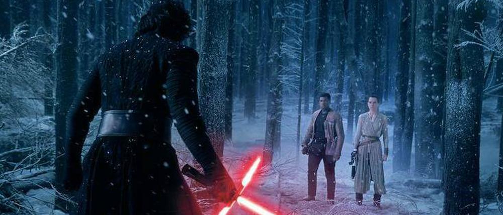 Der Böse und die Guten. Kylo Ren (Adam Driver) erwartet Finn (John Boyega) und Rey (Daisy Ridley) mit dem Laserschwert.