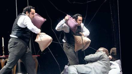 Sprung in der Kissenschlacht. Abdellah Lasri in der Rolle des Alfredo Germont und Simone Piazzola als Giorgio Germont in "La Traviata" an der Berliner Staatsoper