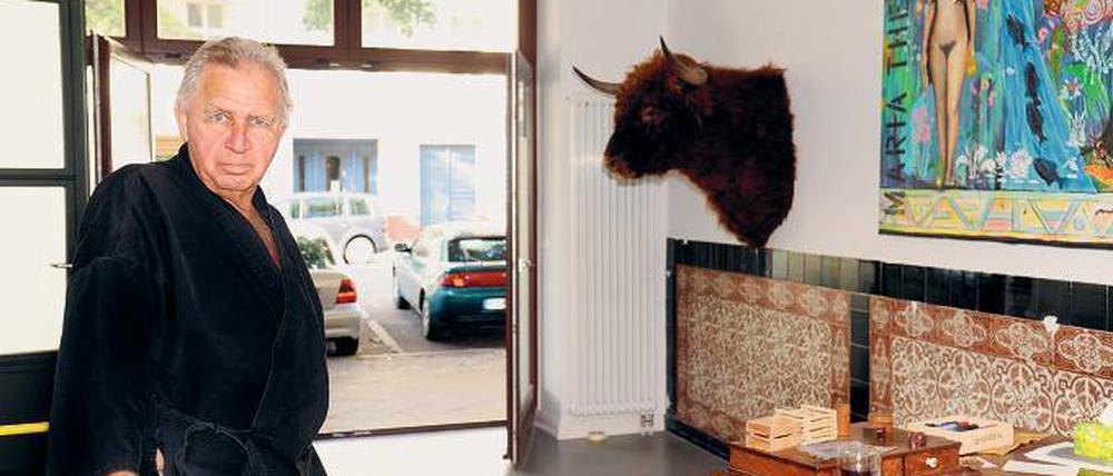 Berliner Atelier. Jimmie Durham in Schöneberg mit Büffelkopf an der Wand. Einst war hier eine Metzgerei. 