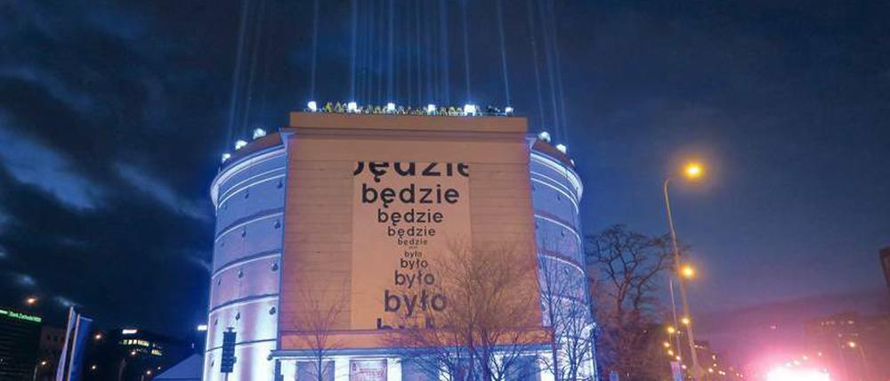 Zum Feiern aufgelegt. Am Museum für zeitgenössische Kunst in Breslau hängt ein Gedicht von Stanislaw Drózdz, „es war, es ist, es wird...“. 