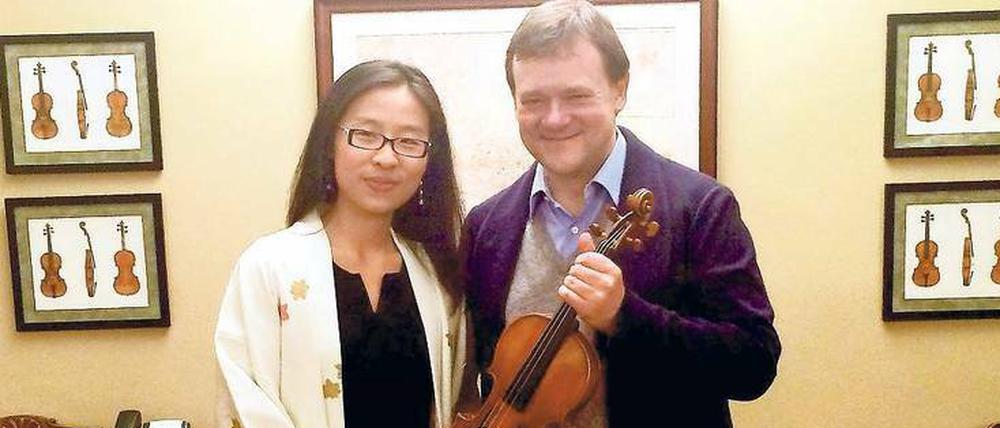 Violinist Frank Peter Zimmermann bei der Übergabe der Stradivari durch Liya Yu, der Tochter eines chinesisch-deutschen Unternehmers.