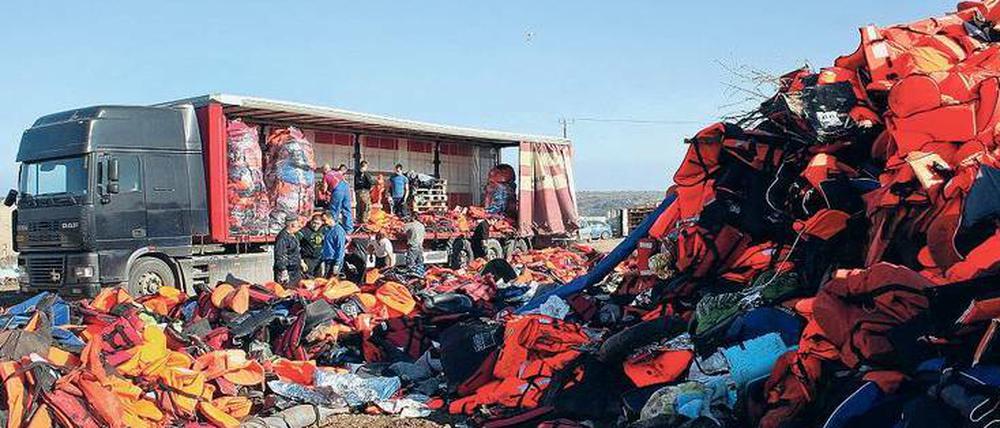 Schwimmwesten, die Flüchtlinge auf Lesbos zurückgelassen haben.
