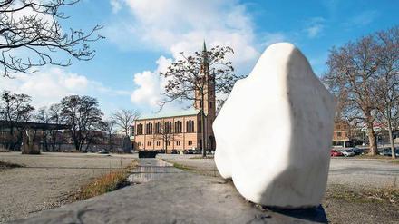 Platzhalter. Ein weißer Stein auf der Freifläche vor der evangelischen St.-Matthäus-Kirche am Kulturforum. Dort soll das Museum der Moderne einmal stehen. 