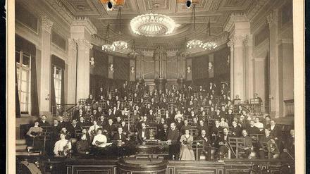 Das damals noch „Orchesterverein Berliner Musikfreunde“ genannte Ensemble 1906 mit Dirigent Max Grünberg in der Berliner Singakademie Unter den Linden, heute Maxim-Gorki-Theater.