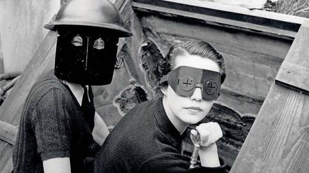 Selbsporträt. Lee Miller mit Brandschutzmaske, beim "Blitz" in London 1941. (Ausschnitt)