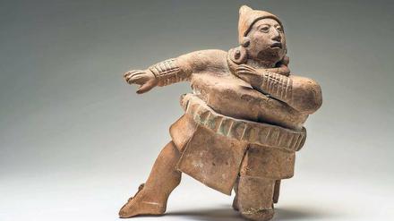 Dynamik in Keramik. Der Ballspieler, geformt aus Ton, entstammt der Epoche der Maya-Spätklassik (600–900 n. Chr.) und scheint dem gerade davongeflogenen Ball nachzuschauen.
