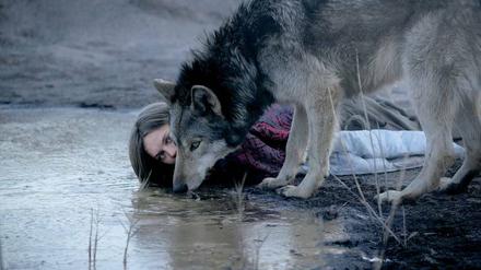 Außergewöhnliches Paar. Ania (Lilith Stangenberg) und ihr Wolf.