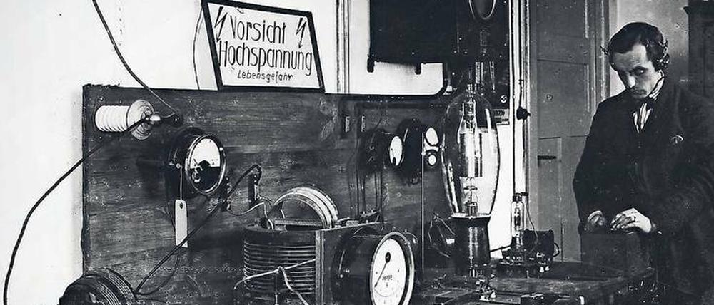So fing es an mit den elektronischen Medien. Im Sender Funkstunde AG im Voxhaus in der Potsdamer Straße, 1924.