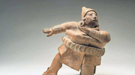 Eine Figur aus der Maya-Ausstellung im Martin-Gropius-Bau zeigt einen Ballspieler der mesoamerikanischen Spätklassik, 900 n. Chr.