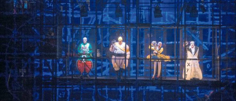 Im typischen Freyer-Bühnenbild drehen sich die Protagonisten wie Glockenspielfiguren. Szene mit Julien Behr, Franz Hawlata, Ileana Tonca und Christiane Libor als Leonore (v.l.). 