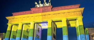Im Gedenken an die Opfer des Orlando-Massakers wurde das Brandenburger Tor in Regenbogen-Farben angestrahlt.
