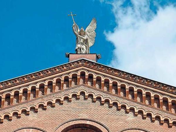 Seinen Namen hat das Engelbecken von St. Michael auf dem Dach seiner Kirche. Mit seinem Kreuzstab sticht er in See.