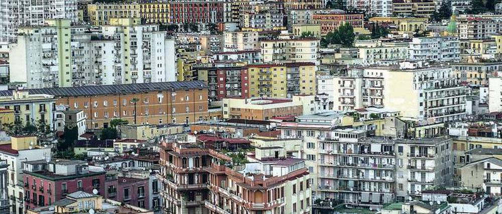Zu Füßen des Vesuvs. Blick auf Neapel, dem Schauplatz von Elena Ferrantes vierbändiger Saga.