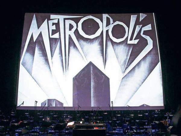 Mythos und Vision. Fritz Langs Filmklassiker „Metropolis“ von 1927 bei einer Wiederaufführung auf der Berlinale im Friedrichstadtpalast. 