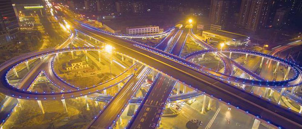 Straßenüberführung in der Millionenmetropole Jinan, Hauptstadt der chinesischen Provinz Shandong.