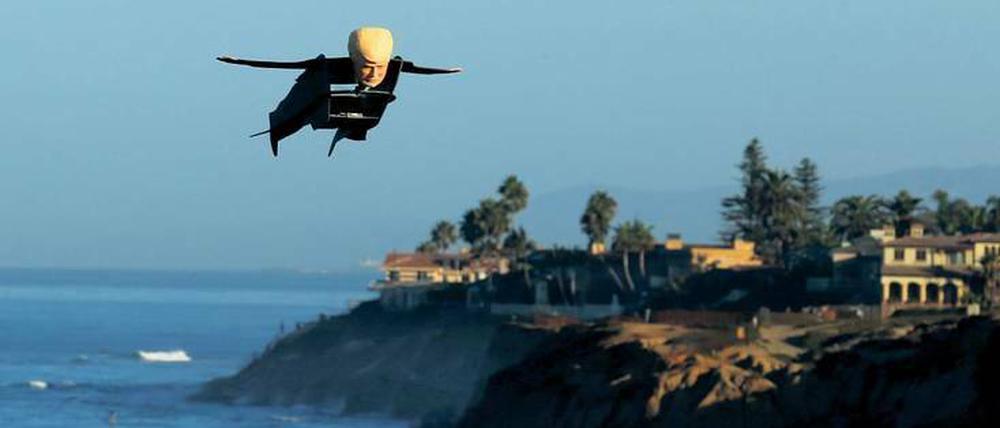 Höhenflug. Der Präsidentschaftskandidat, ausnahmsweise ferngesteuert, über der kalifornischen Küste.