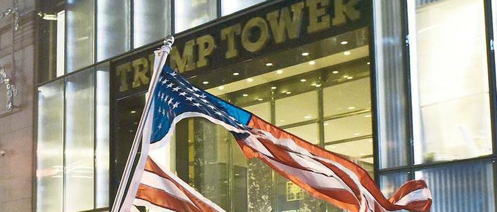 Nicht unser Präsident. Demonstranten vor dem New Yorker Trump Tower in der 5th Avenue am Tag nach der Wahl. Foto: AFP