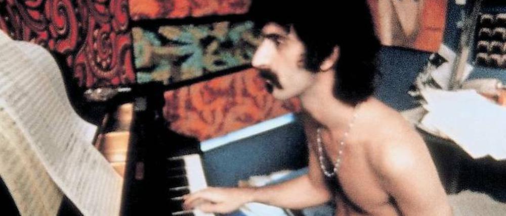 Notenmensch. Auf dem Papier sahen die Zeichen schön aus. Frank Zappa wollte wissen, wie sie klingen würden. Meist zu Hause an seinem Piano. 