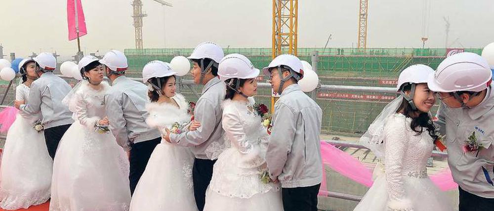 Sozialistische Arbeiterpoesie. Gruppenhochzeit auf der Baustelle des neuen Flughafens von Beijing. 