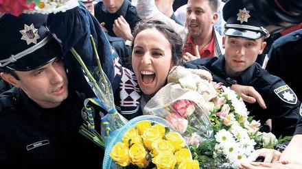 Jubel für die Siegerin. Die krimtatarische Sängerin Jamala bei ihrer Rückkehr in Kiew nach dem Gewinn des Eurovision Song Contest im Mai 2016.