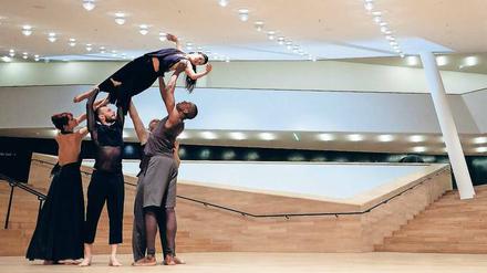 Tänzer von Sasha Waltz im Foyer der Elbphilharmonie. Bis 4. Januar wird „Figure Humaine – eine choreografisch Raumerkundung“ aufgeführt.
