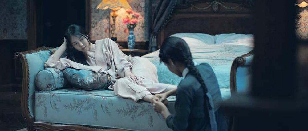 Fußpflege als Liebesdienst. Die junge Taschendiebin Sookee (Kim Tae-ri) kümmert sich um die reiche und einsame Lady Hideko (Kim Min-hee). 