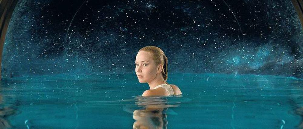 Schwimmen unter Sternen. Jennifer Lawrence zieht als Weltraumreisende einsam ihre Bahnen.