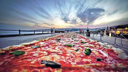 Unter süditalienischen Himmeln. Zwei Kilometer Margherita, die längste Pizza der Welt, Mai 2016. 
