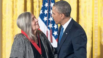 Ehrung im Weißen Haus. Obama überreicht die National Humanities Medal an Marilynne Robinson (2012).