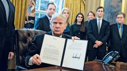 Theatralisch. US-Präsident Donald Trump und sein Gefolge pflegen die Unterzeichnung von Dekreten im großen Stil zu inszenieren.