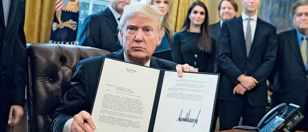 Theatralisch. US-Präsident Donald Trump und sein Gefolge pflegen die Unterzeichnung von Dekreten im großen Stil zu inszenieren.