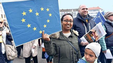 Im Zeichen der Sterne. Europa-Freunde demonstrierten am vergangenen Sonntag auf dem Königsplatz in Kassel.