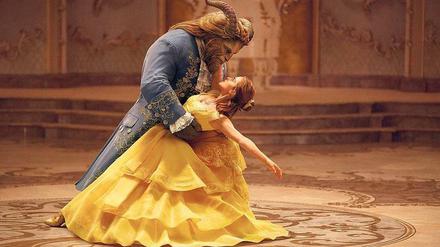 Vom Kitsch überwältigt. Dan Stevens und Emma Watson im Märchenmusical „Die Schöne und das Biest“. Der Film startet am Donnerstag, den 16. März, im Kino. 