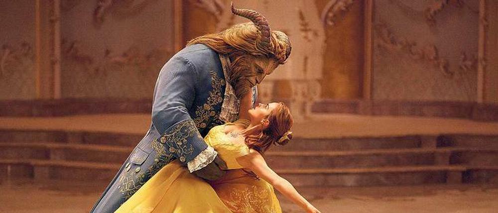 Vom Kitsch überwältigt. Dan Stevens und Emma Watson im Märchenmusical „Die Schöne und das Biest“. Der Film startet am Donnerstag, den 16. März, im Kino. 