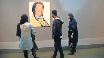 Vorspiel. Zu den gezeigten Werken im Teheraner Museum für Zeitgenössische Kunst gehört auch Andy Warhols ""The American Indian Series" (Russel Means). 