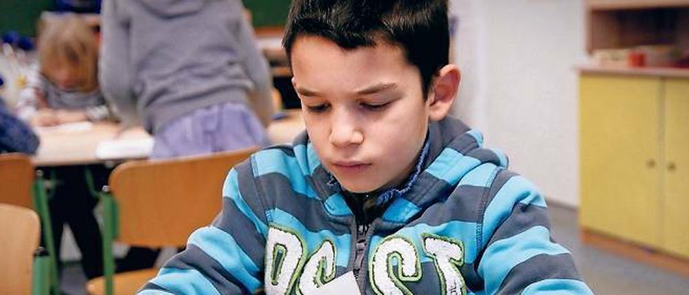 Djaner, 8 Jahre. In Mazedonien schlugen sie ihn in der Schule. Hier in Hamburg ist er stolz, dabei zu sein. 