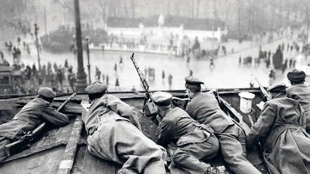 Demnächst in der Pressefoto-Ausstellung des DHM. Regierungstruppen auf dem Brandenburger Tor, Januar 1919.