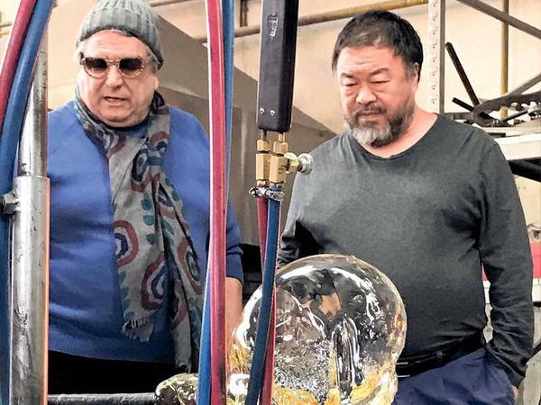Ai Weiwei und der Organisator Adriano Berengo in der Glasbläserei. 