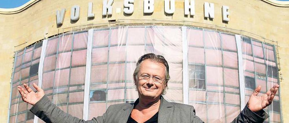 Schöner wird’s nicht. Der Intendant Frank Castorf vor seinem Theater am Rosa-Luxemburg-Platz. Fotografiert anno 2006. 