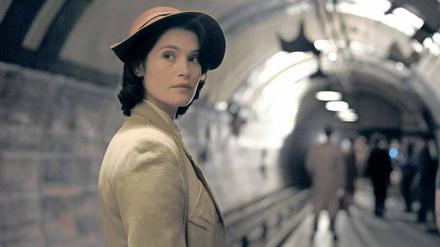 Ghostwriter. Catrin Cole (Gemma Arterton) soll den britischen Filmscripts eine weiblichere Note verleihen. 